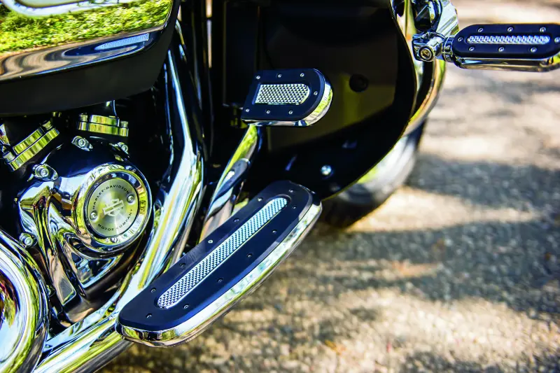Kuryakyn Heavy Industry Driver Floorboards Chrome 2