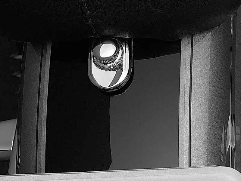 Kuryakyn Seat Beauty Cap & Thumb Screw Combo Chrome 1