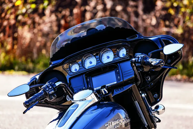 Kuryakyn Switch Panel Acccent 14-Up Touring Models Gloss Black 2