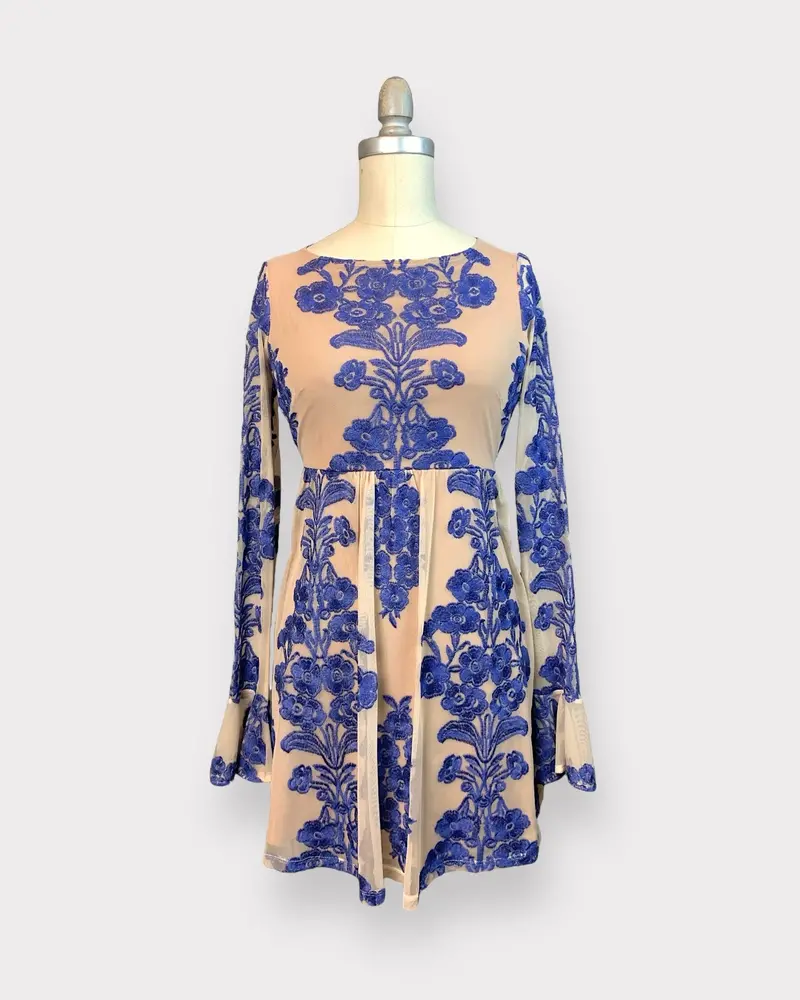 Robe Beige En Mèche Avec Fleurs Bleues Brodées For Love And Lemons 1